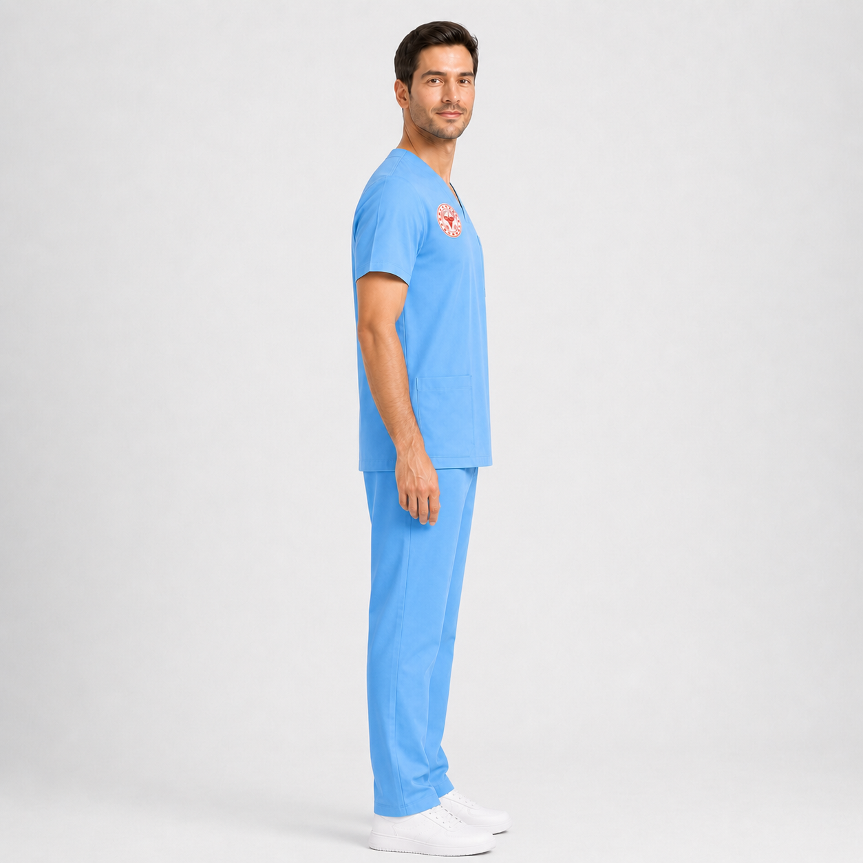 Dört yöne esneyen esnek kumaş yapısına sahip Alaskan Blue mavi erkek doktor scrubs takımının yan profilden görünüşü