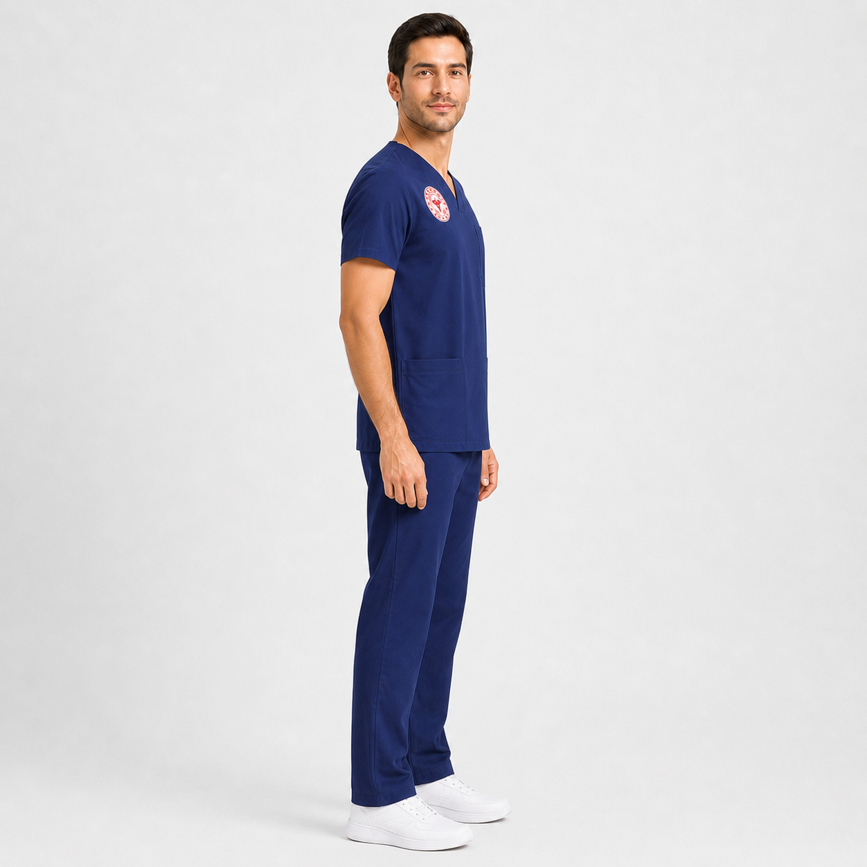 Esnek kumaş yapısına sahip Patriot Blue lacivert erkek hemşire scrubs takımının yan profilden görünüşü